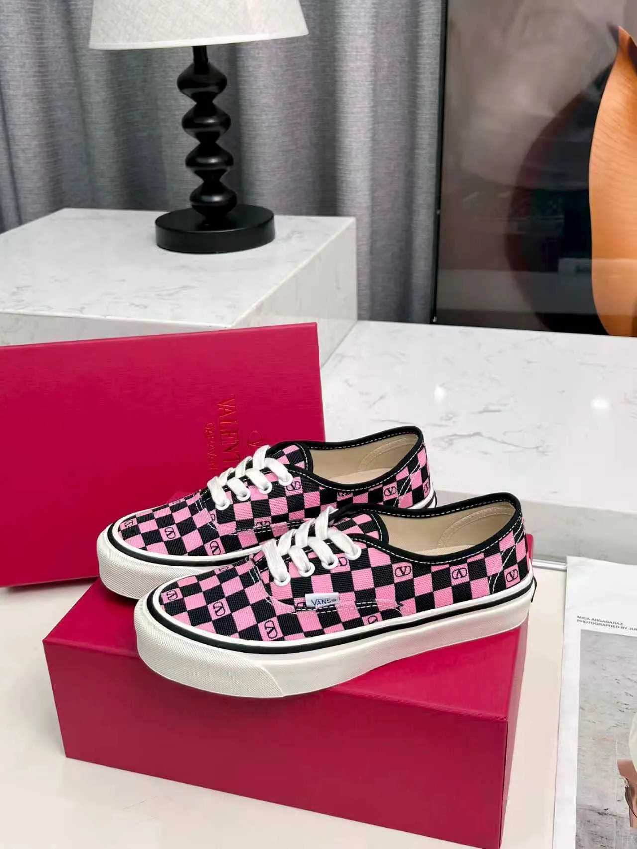 [Valentino Giving classic shoes a personality that spans the ages. Many celebrities - Jolin Tsai. Yang Zi. Liu Wen. Ma Baiquan. Choi Soobin. freen. Song Zuer. JJ Lin. zel. Cecilia Cheung. shark. Xin Yunlai...same style.